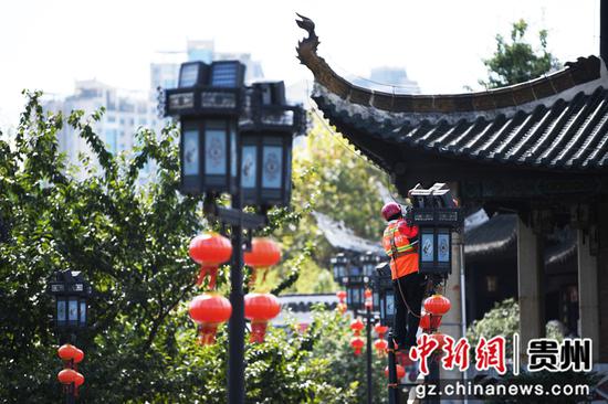 9月26日，在贵阳市甲秀楼旅游景点，工人正在维修景观灯。