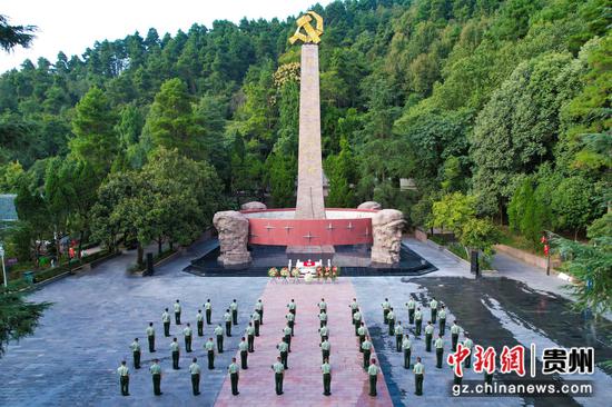 贵州各地武警官兵举行烈士纪念日向英雄烈士敬献花篮仪式