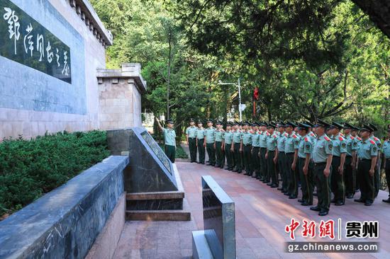 图为遵义支队官兵组织学习邓萍的英雄事迹。