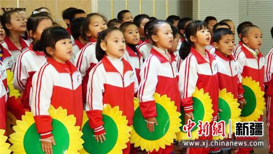 昌吉市第八小学红歌表演。