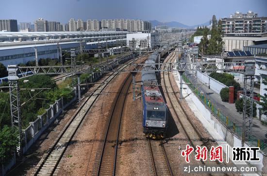 一列火车驶入杭州。  王刚 摄