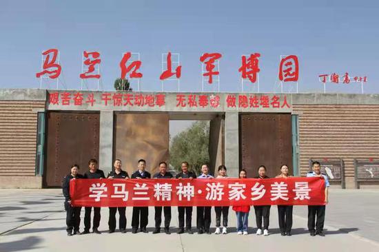 >地州>正文9月27日上午,民辅警带着亲戚一同乘车前往红山马兰军博园