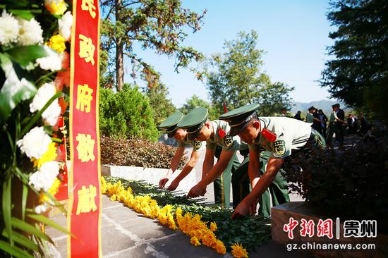 图为黔东南支队官兵向烈士墓敬礼。