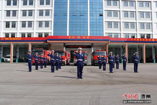 图为贵州铜仁思南消防举行升旗仪式。