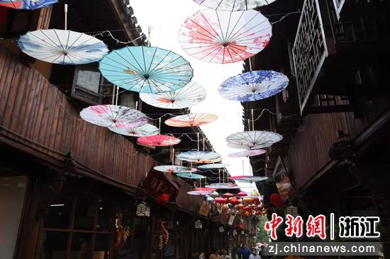五彩缤纷的油纸伞装扮着路桥十里长街 范宇斌 摄