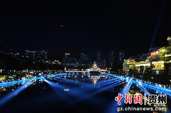 9月29日晚，贵阳市南明河畔正在预演国庆灯光秀。
