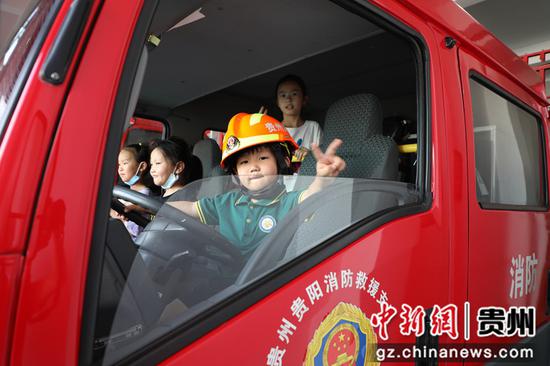 小朋友们参观并体验消防车驾驶