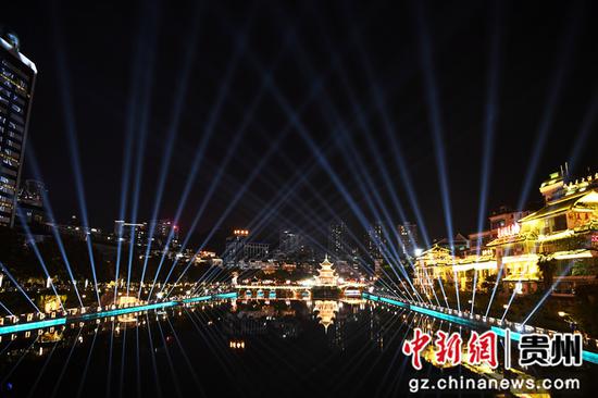 9月29日晚，贵阳市南明河畔正在预演国庆灯光秀。