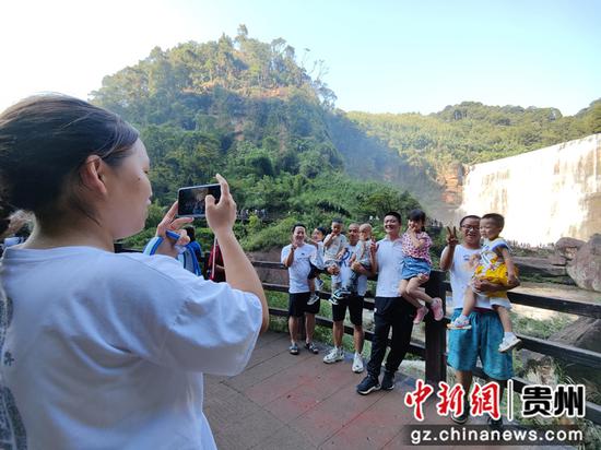 国庆假日赤水大瀑布现迎来各地游客。