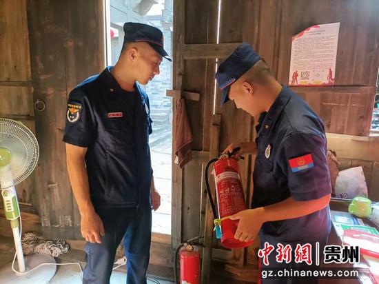 图为消防员在检查防火设备。习水消防供图。