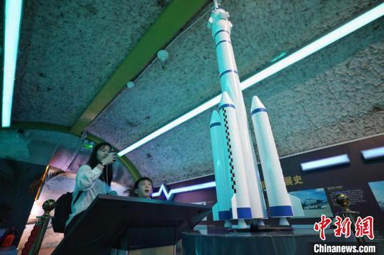 市民在体验馆参观展出的“火箭模型”。　瞿宏伦 摄