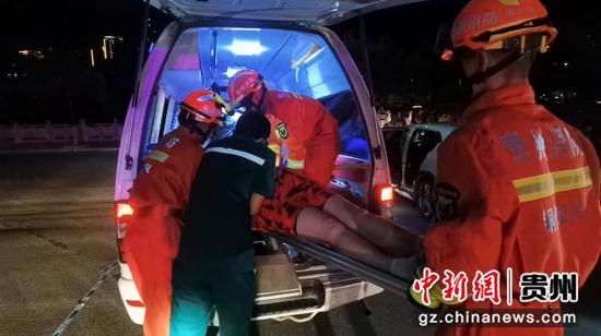 图为被困人员被成功救出送往医院。思南消防供图