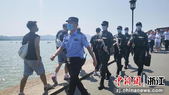 民警在西湖边巡逻。杭州公安 供图