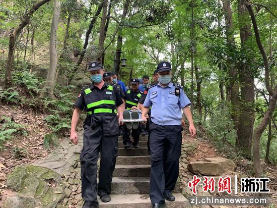 民警救助遇险群众。杭州公安 供图