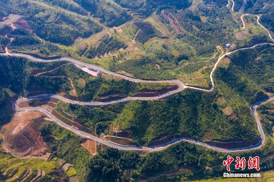 贵州：旅游公路建起来 深山苗寨富起来