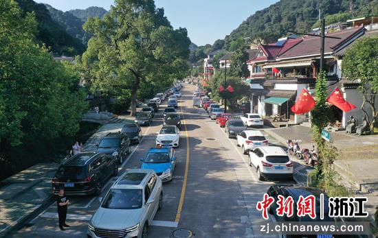 杭州梅家坞村的村道上车辆密集。（无人机照片） 王刚 摄