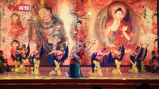 新疆和田夜市：民族歌舞吸引游客
