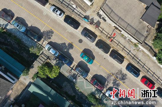 杭州梅家坞村的村道两侧停满车辆。（无人机照片） 王刚 摄