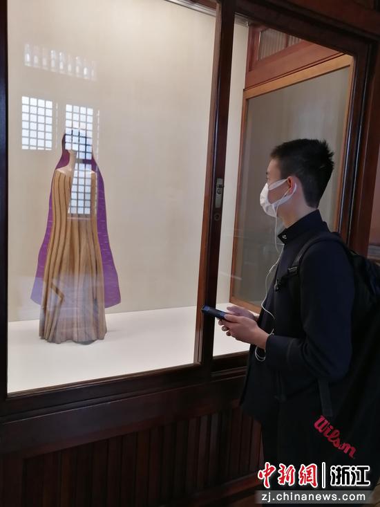 日本游客在明治神宫参观时使用文旅绿码智慧导览功能。 唐成供图