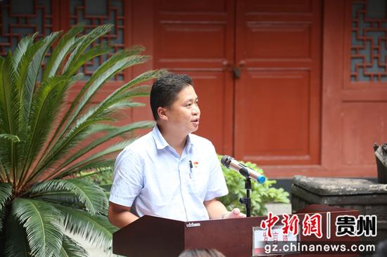 人行贵阳中心支行党委委员、副行长孙涌在集中访谈作现场发言
