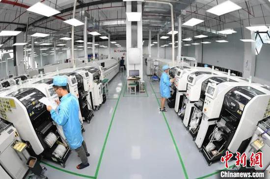 资料图：贵阳臻芯科技有限公司工作人员在生产作业。　贵州省投资促进局供图