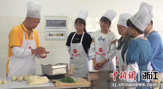 赵一钧在培训家乡学员制作烧饼。浙江开放大学提供
