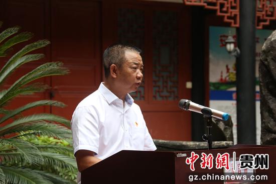 贵州省农村信用社联合社党委委员、副主任卢波在集中访谈作现场发言