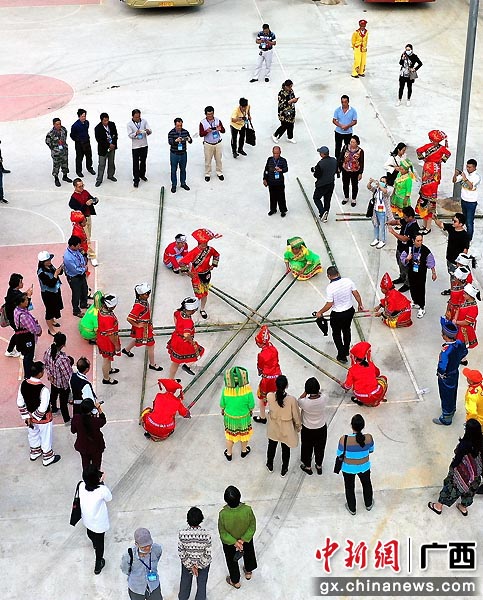 10月11日，参加广西都安瑶族自治县“三区”文化人才能力提升培训班的学员在地苏镇拉棠村石桥屯观摩《竹竿舞》表演。高东风  摄