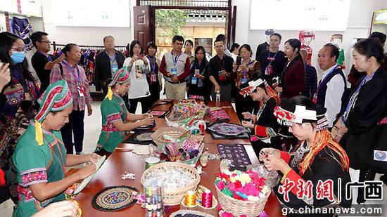 10月11日，参加广西都安瑶族自治县“三区”文化人才能力提升培训班的学员在瑶族服饰制作技艺工坊参观学习。高东风  摄