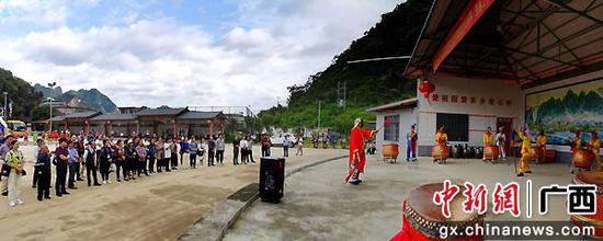 10月11日，参加广西都安瑶族自治县“三区”文化人才能力提升培训班的学员在地苏镇拉棠村石桥屯观摩《傩面舞》表演。高东风  摄
