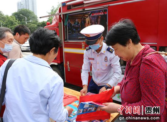图为碧江消防向民众宣传防火知识。碧江消防供图。