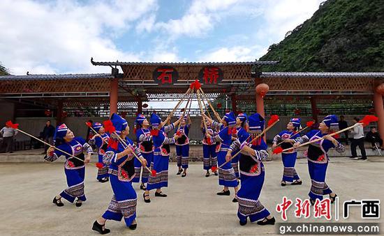 10月11日，广西都安瑶族自治县地苏镇拉棠村石桥屯群众为参加“三区”文化人才能力提升培训班的学员表演《扁担舞》。高东风  摄