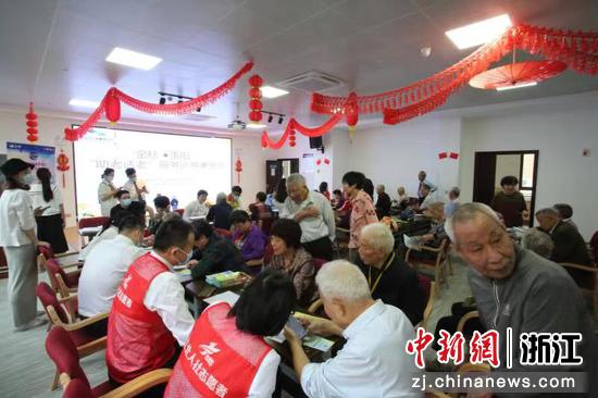 江北政务专班为老年人服务现场。  陈冰曲 摄