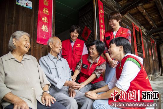 安文街道志愿者看望高龄老人。 
 胡肖飞 摄