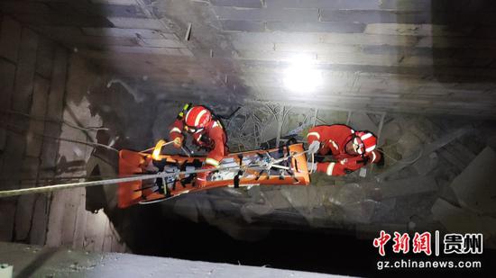 贵州碧江一男孩坠入深坑 消防火速救援