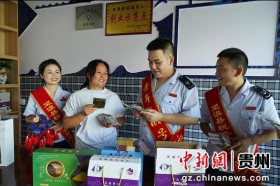 图为税务工作人员在布依小丫农业公司宣传税收优惠政策。