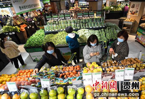 10月14日，消费者正在贵州省贵阳市南明区惠民生鲜合力超市南浦路店选购果蔬。