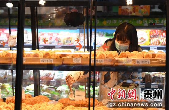 10月14日，消费者正在贵州省贵阳市南明区惠民生鲜合力超市南浦路店选购商品。