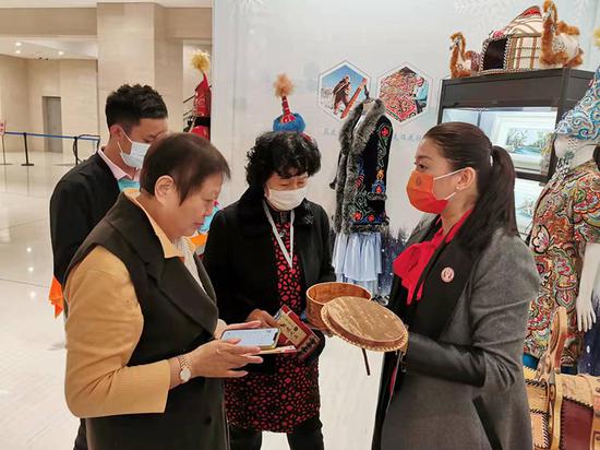 新疆阿勒泰展品非遗展上受青睐
