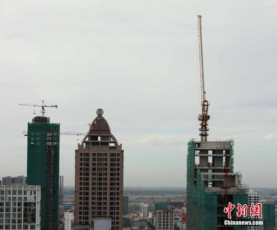 图为10月14日，金边市区内暂停施工的在建公寓。 中新社记者 欧阳开宇 摄