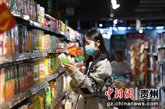 10月14日，消费者正在贵州省贵阳市南明区惠民生鲜合力超市南浦路店选购商品。