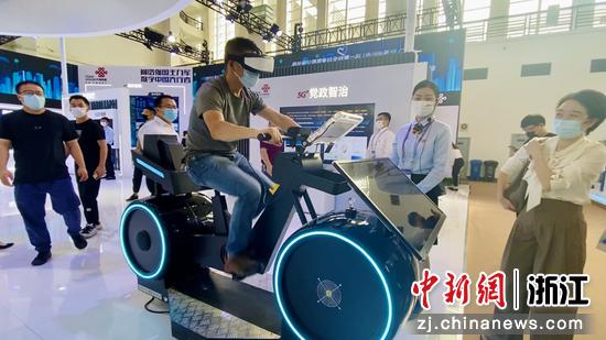 民众体验VR动感单车  项菁 摄