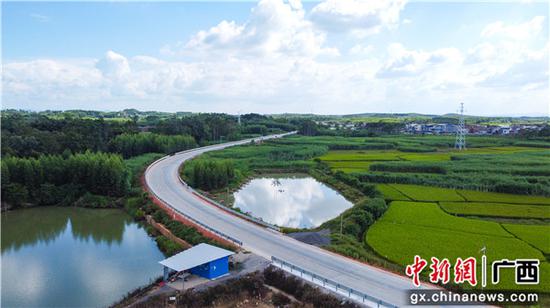 S210来宾良江至宾阳武隆公路沿线航拍图 。姚雪 摄