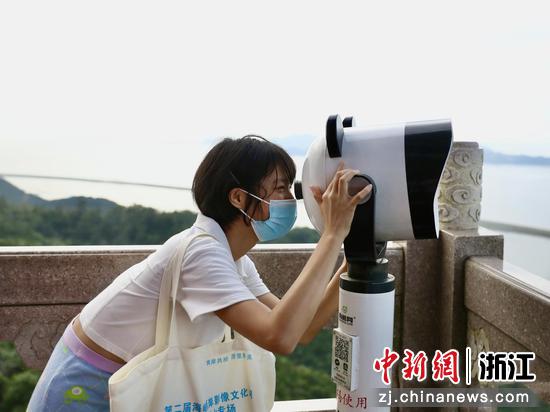望海楼上用望远镜观景的一位台湾女青年  干儒森 摄