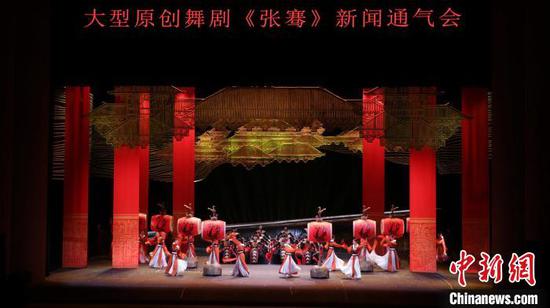 大型原创舞剧《张骞》其中一幕舞蹈表演。　王小军 摄