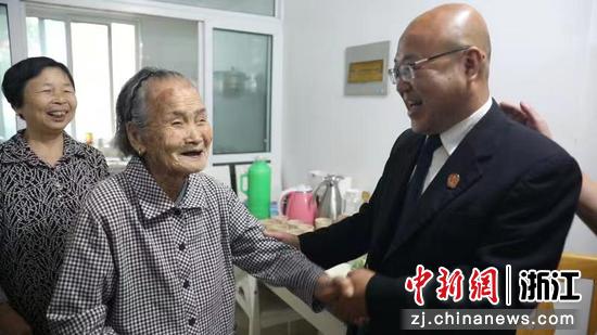 102周岁的严老太（左二）。  陈王宁 摄