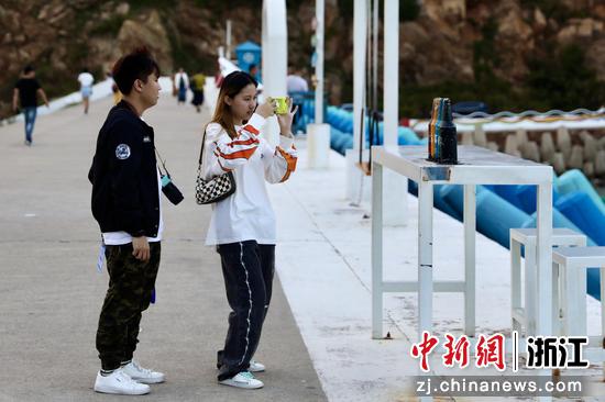 两位台湾青年在海边拍照  干儒森 摄