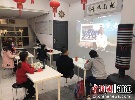 法国中文学生民乐直播课堂学习 
 龙湾区委宣传部供图
