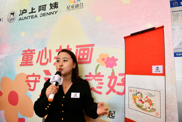 天津青联副主席、天津星童融合发展中心负责人霍研介绍“特殊小小传承人”作品