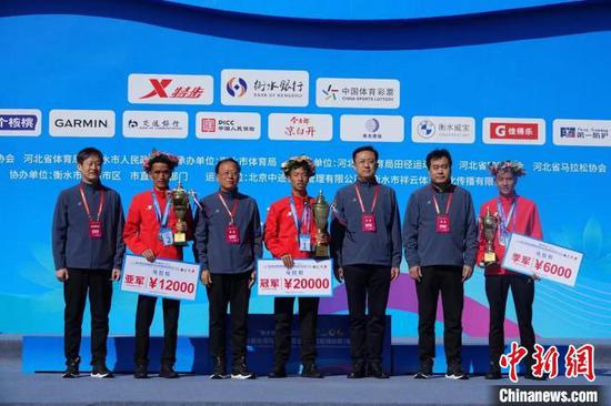 嘉宾为衡水湖马拉松赛男子全程冠军颁奖。　王鹏 摄